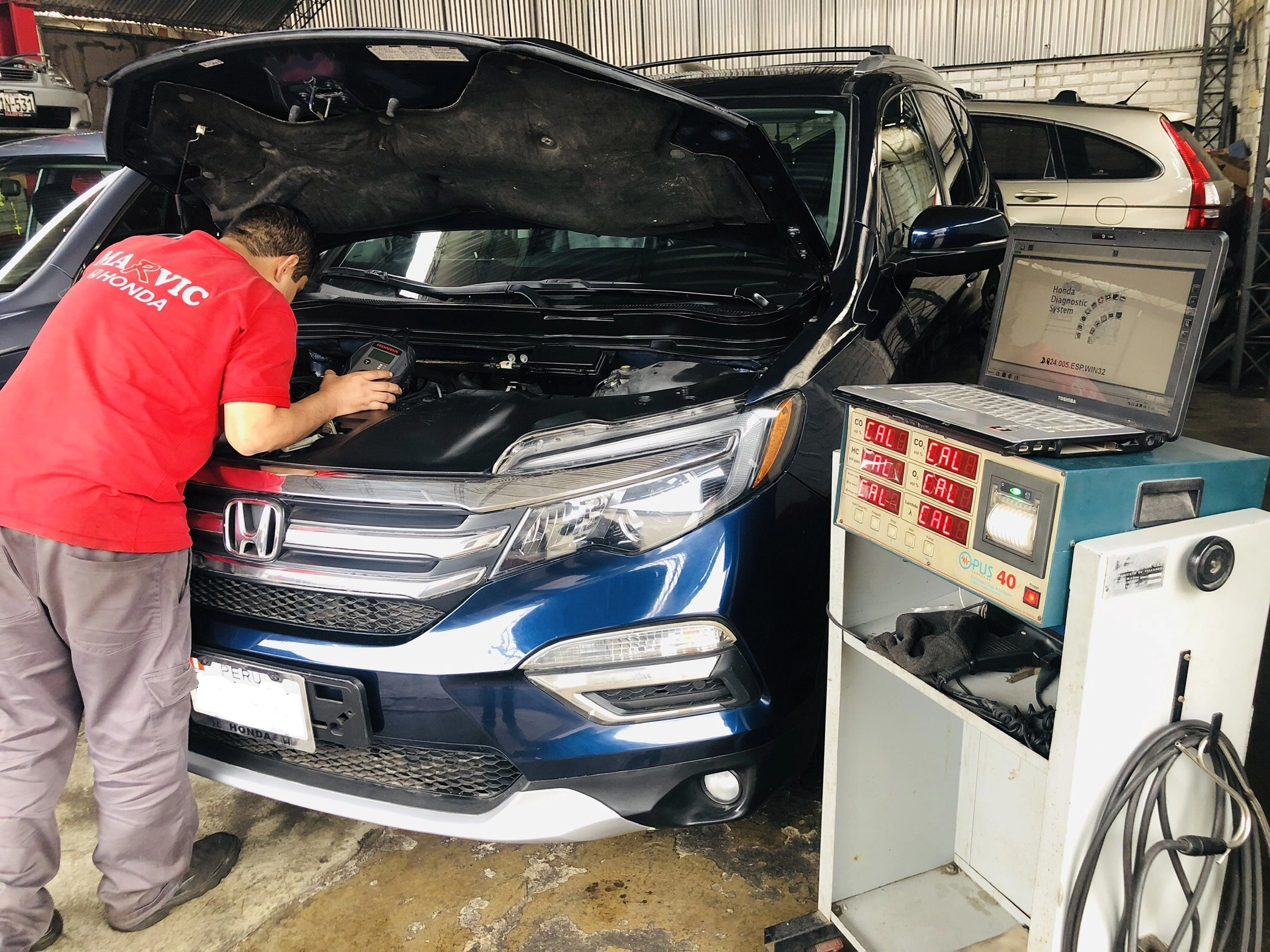 Técnico realizando mantenimiento preventivo a Honda